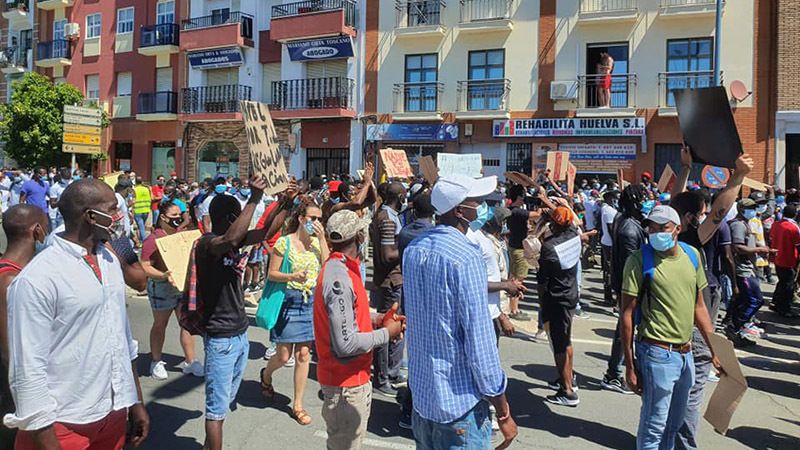 Concurrida marcha en Huelva para pedir la 'regularización ya' de las personas migrantes