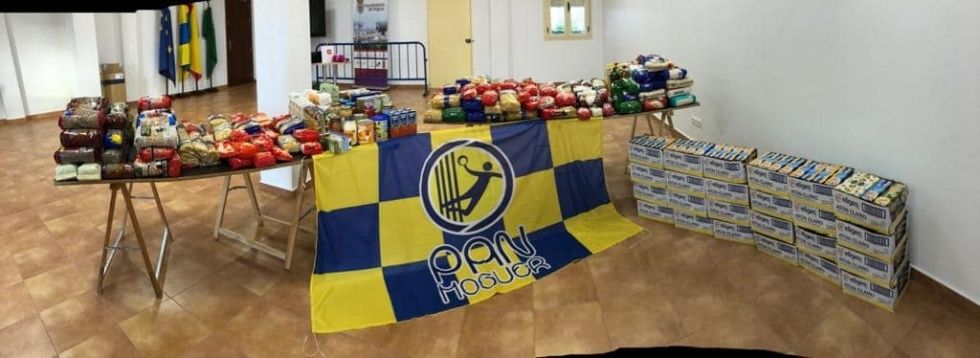 Kilos de solidaridad en el cierre de temporada de la escuela del PAN Moguer