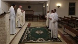 La capilla del colegio diocesano Sagrado Corazón de Jesús acoge la ordenación de tres nuevos diáconos