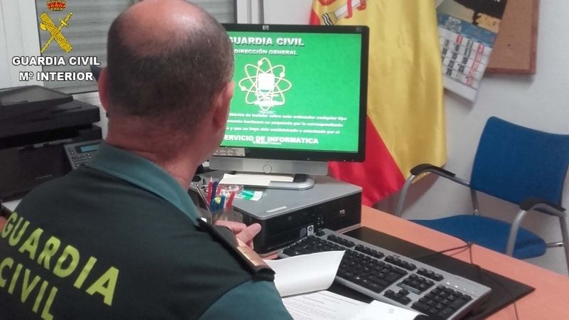 Dos detenidos tras comprar por Internet con tarjetas de crédito robadas de coches en Bonares