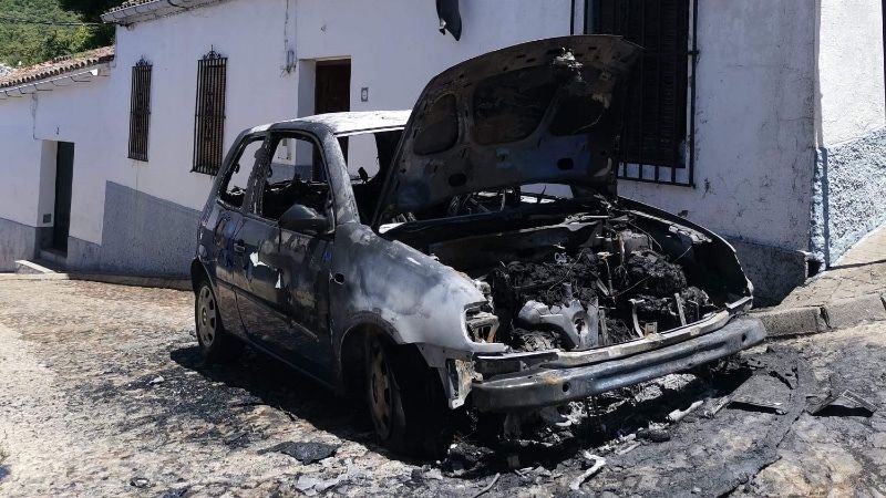Le explota el coche cuando va a visitar a su madre a Castaño del Robledo