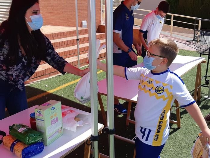 Kilos de solidaridad en el cierre de temporada de la escuela del PAN Moguer