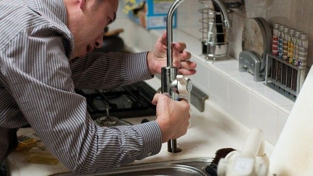 Una empresa busca diez fontaneros para la zona de Isla Cristina y Ayamonte