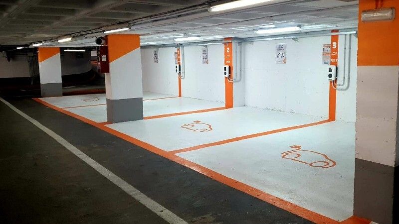 Instalan zonas de recarga de coches eléctricos en dos aparcamientos de la capital