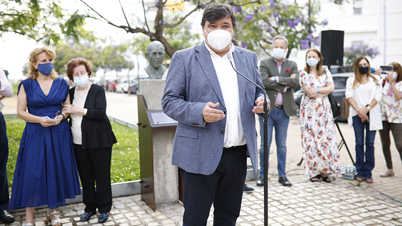 La ciudad de Huelva rinde tributo al periodista José Ponce Bernal