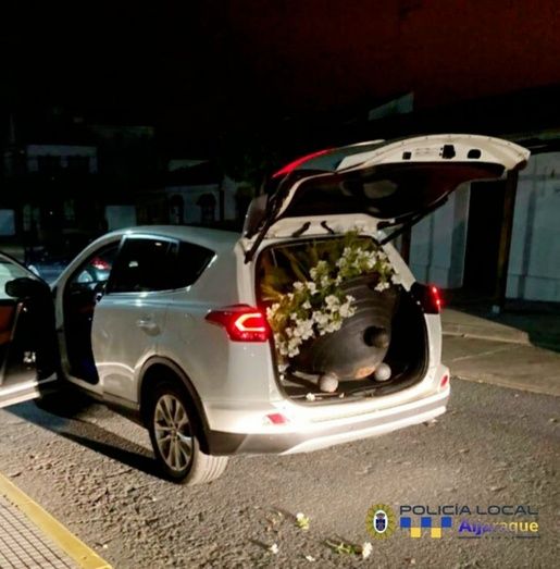 Logran escapar a pie de los policías locales de Aljaraque que les habían sorprendido robando los maceteros que embellecen la iglesia