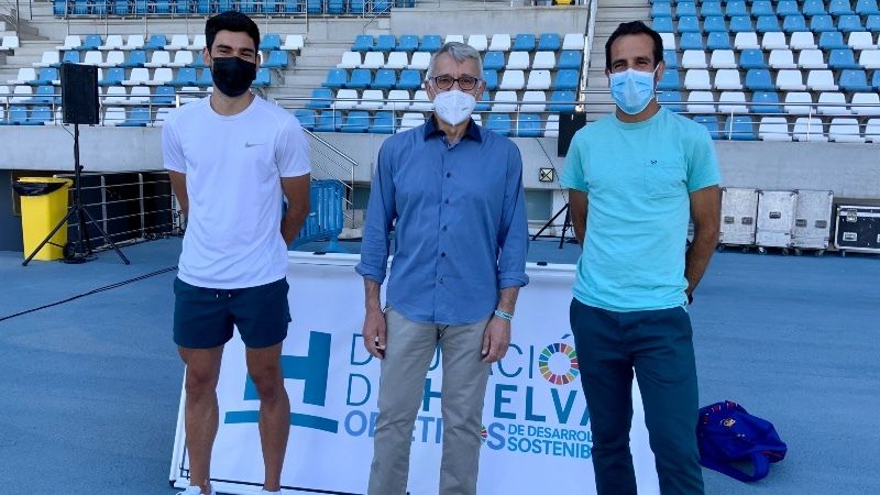Héctor Santos entrena con jóvenes atletas en el estadio Iberoamericano en la víspera de Meeting