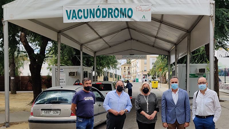 La delegada de Salud visita el nuevo punto de auto-vacunación en La Palma
