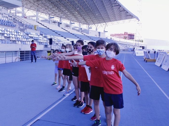 Héctor Santos entrena con jóvenes atletas en el estadio Iberoamericano en la víspera de Meeting
