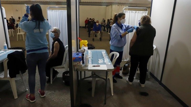 Más del 50% de los andaluces mayores de 16 años tiene puesta al menos una dosis
