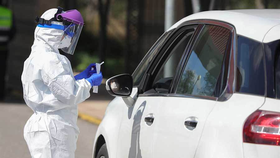 Huelva se mantiene un día más por encima del centenar de positivos detectados