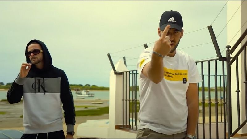 Nakro y Fortes rapean a los jóvenes que sólo ven futuro siendo narcos en ‘De la Costa’ 