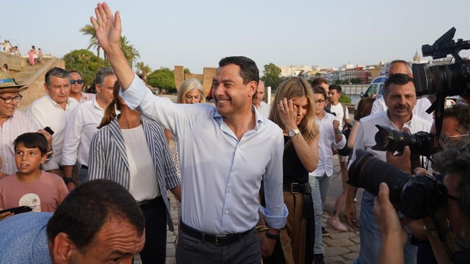 Los primeros sondeos dan a Juanma Moreno mayoría absoluta... o casi