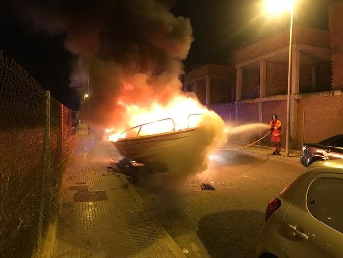 Sofocan el incendio de una embarcación en San Juan del Puerto