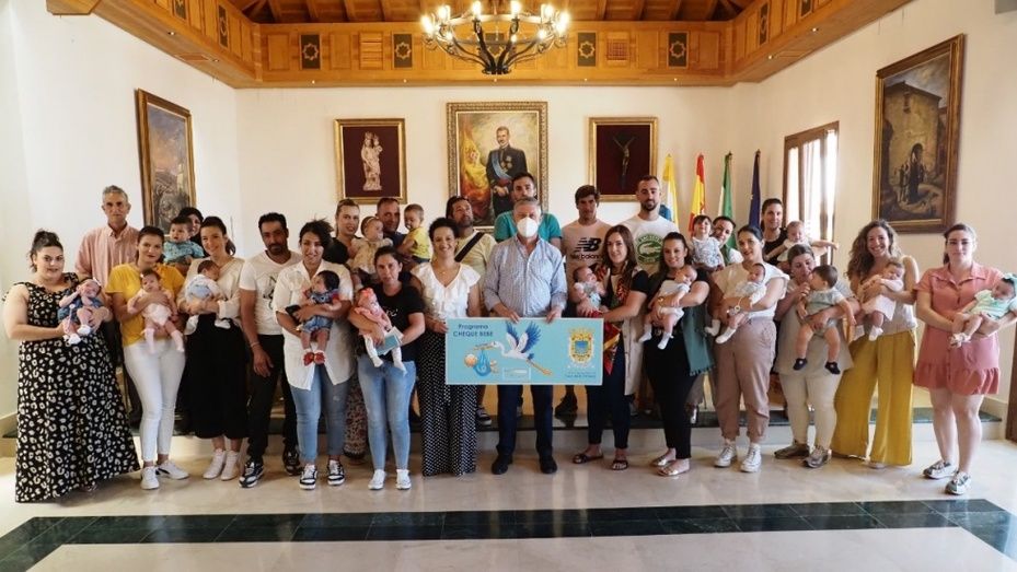 35 familias de Palos de la Frontera recogen distintas ayudas sociales que les ofrece su Ayuntamiento