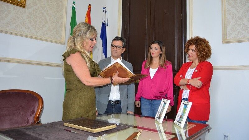 El ministro de Presidencia, Félix Bolaños, visita el Ayuntamiento de San Juan del Puerto