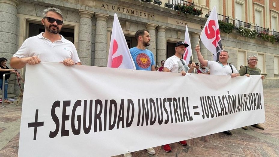 Un centenar de trabajadores del sector químico se manifiesta en Huelva para pedir que se avance la jubilación en el sector