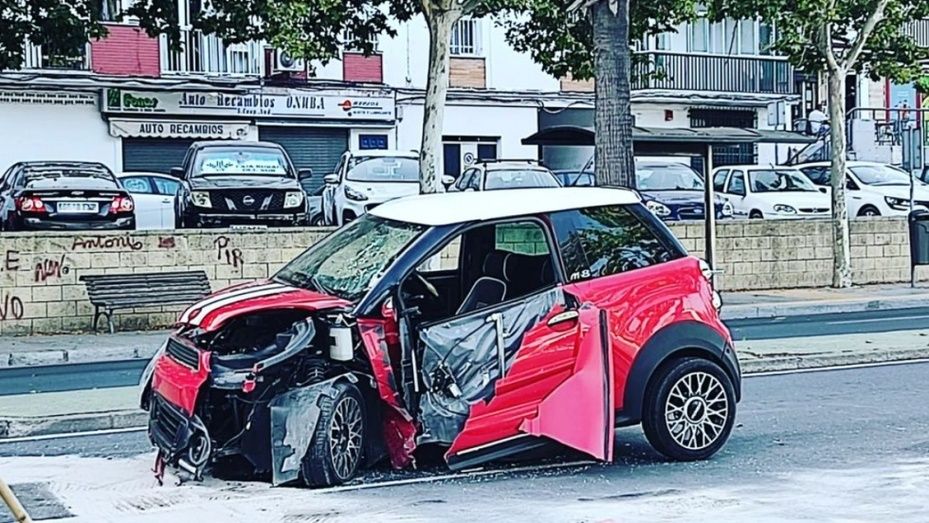 Trasladado al hospital un conductor positivo por alcoholemia tras un accidente en el que destrozó su coche