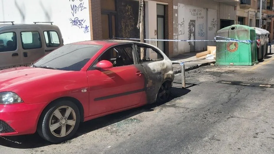 Sobresalto en El Matadero: arden de madrugada dos contenedores y el fuego alcanza a tres coches