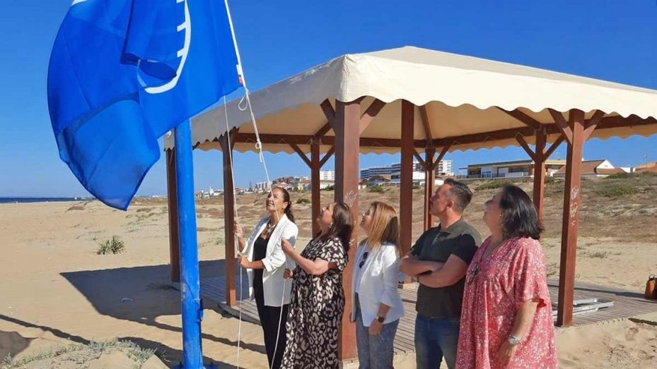 Punta Umbría vuelve a izar su única Bandera Azul en la playa del Albergue