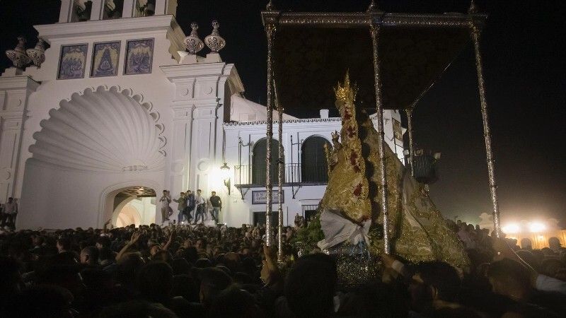 Suspenden la procesión de la Virgen del Rocío por una rotura en el paso