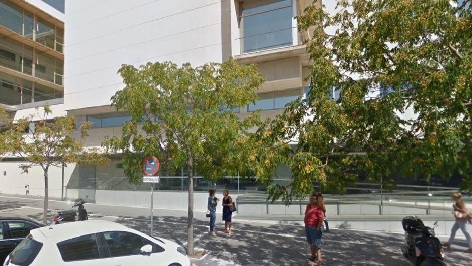 Golpea repetidamente a un vigilante de seguridad en la Delegación de Hacienda tras descubrir que no tenía cita previa