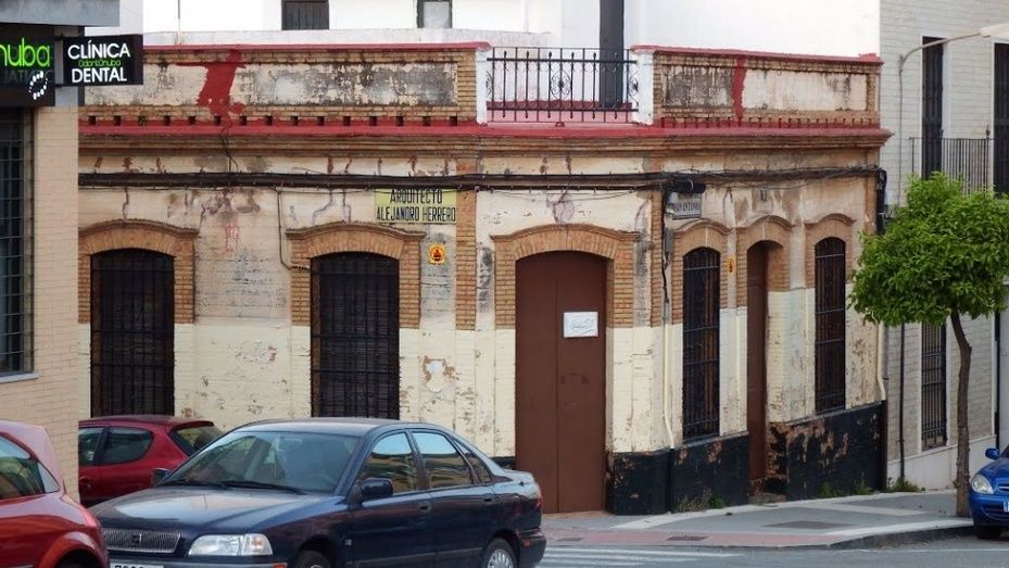 Trasladadas al hospital Juan Ramón Jiménez dos mujeres tras una colisión en la calle Emilio Molero