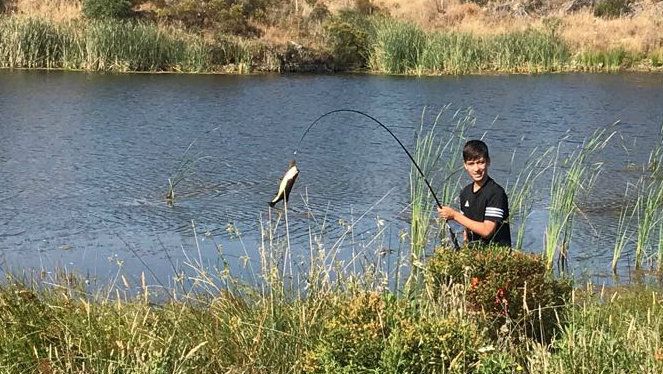 Unos 150 jóvenes de la provincia se inician en la práctica de la pesca deportiva en el Huerto Ramírez