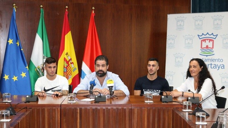 El Ayuntamiento de Cartaya reconoce a los futbolistas Joselu y Simón Moreno