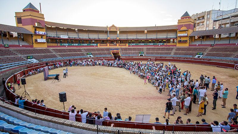 El rejoneador Andrés Romero imparte una lección magistral de toreo a caballo