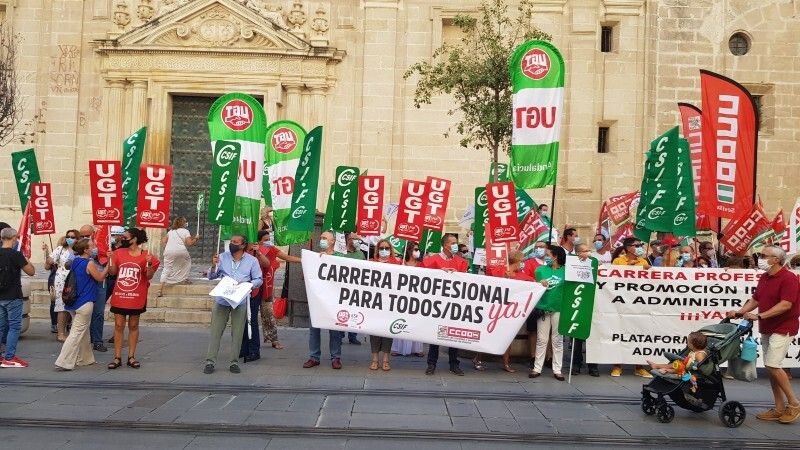 Delegados de CSIF-Huelva acuden a la concentración para exigir que se negocie la carrera profesional para todas las categorías