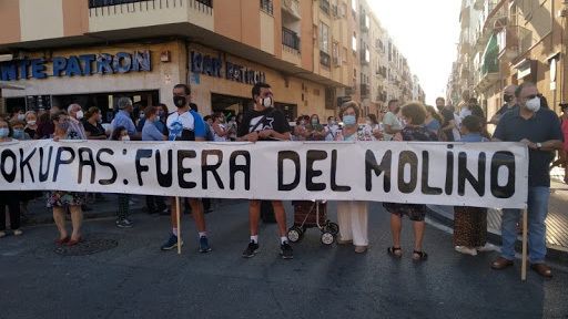 Fracasa el intento de desalojo voluntario del edificio okupado en la calle Macías Belmonte
