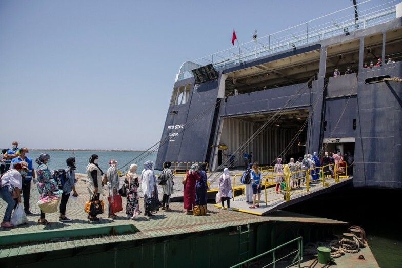Embarcan para Marruecos desde el Puerto de Huelva las primeras 1.200 temporeras atrapadas del sector de la fresa