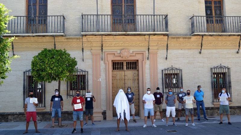 CSIF protesta a las puertas del Ayuntamiento de Ayamonte por el impago de los servicios extraordinarios de la Policía Local durante 2019
