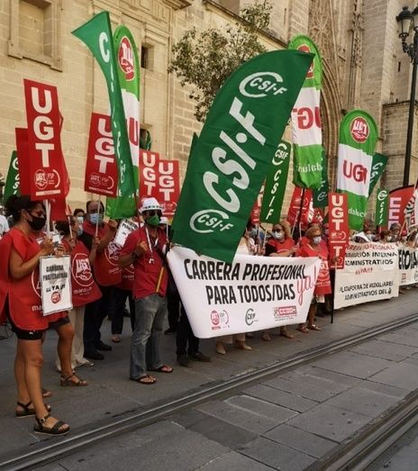 Delegados de CSIF-Huelva acuden a la concentración para exigir que se negocie la carrera profesional para todas las categorías
