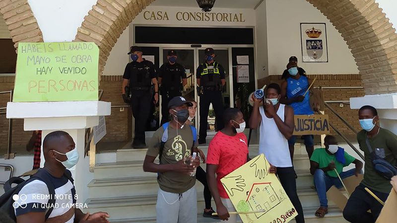 Centenares de residentes de los asentamientos calcinados reclaman el acceso a una vivienda digna