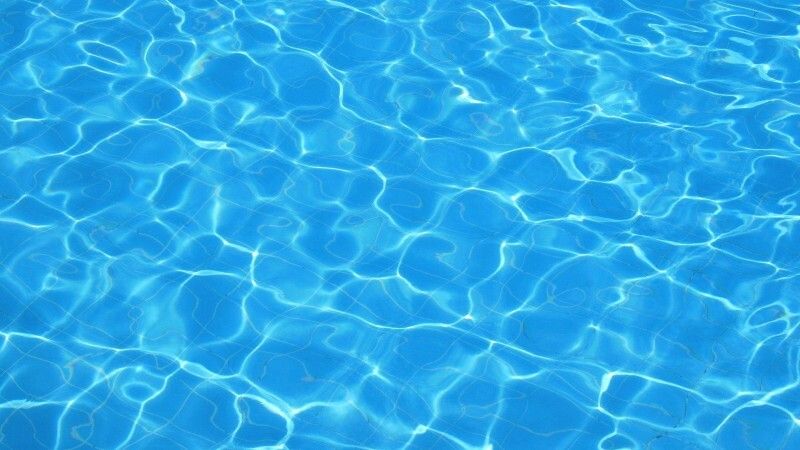 Investigan a varios menores de edad por colarse de noche en la piscina municipal de Niebla