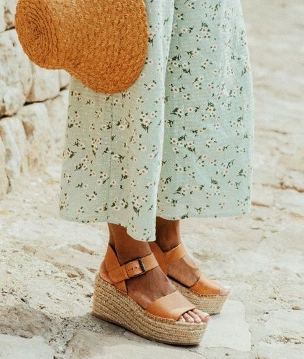 Desde sandalias hasta botas: no le pongas barreras a tus looks de verano