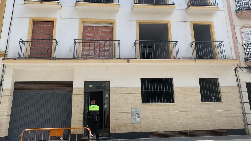 Finaliza el desalojo del edificio okupado en Macías Belmonte