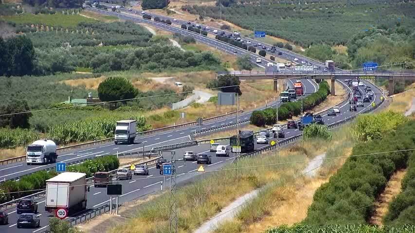 Un reventón provoca el vuelco de un camión y la colisión con un turismo en la A-49