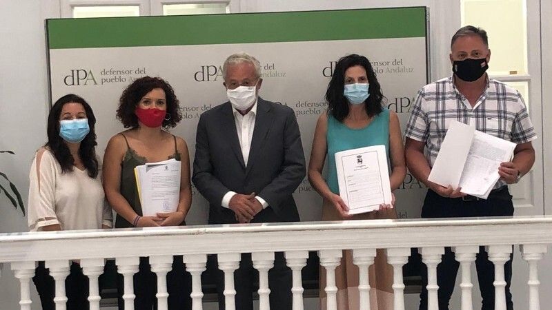 Los vecinos de San Bartolomé, Escacena, Paterna, La Nava y El Almendro recogen firmas contra los recortes sanitarios