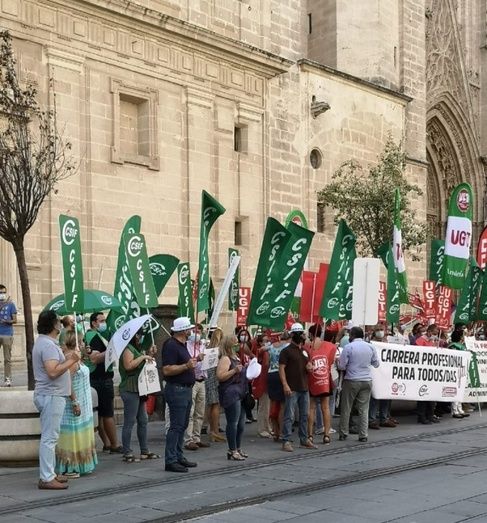 Delegados de CSIF-Huelva acuden a la concentración para exigir que se negocie la carrera profesional para todas las categorías