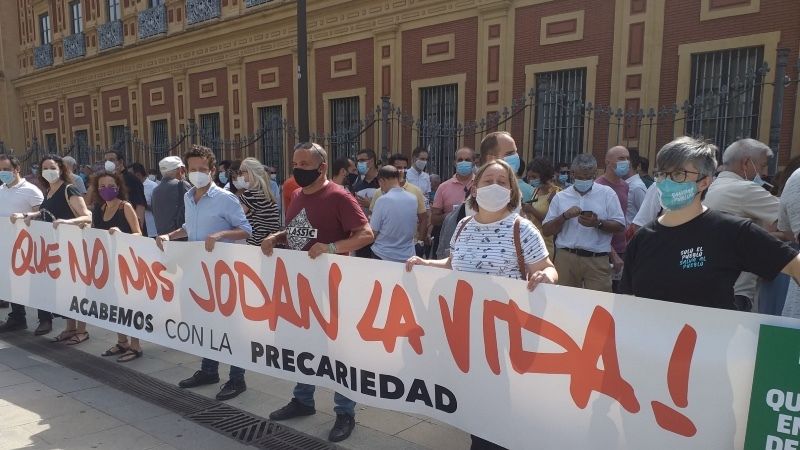 IU protesta ante el Palacio de San Telmo por los recortes de Moreno Bonilla en los planes de empleo