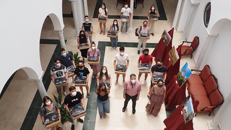 El Ayuntamiento de Palos entrega 40 kits tecnológicos a estudiantes