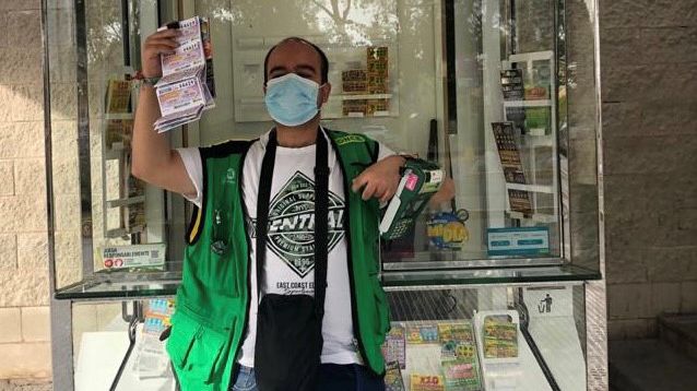 Venden diez cupones premiados con 35.000 euros cada uno en la puerta del Juan Ramón Jiménez