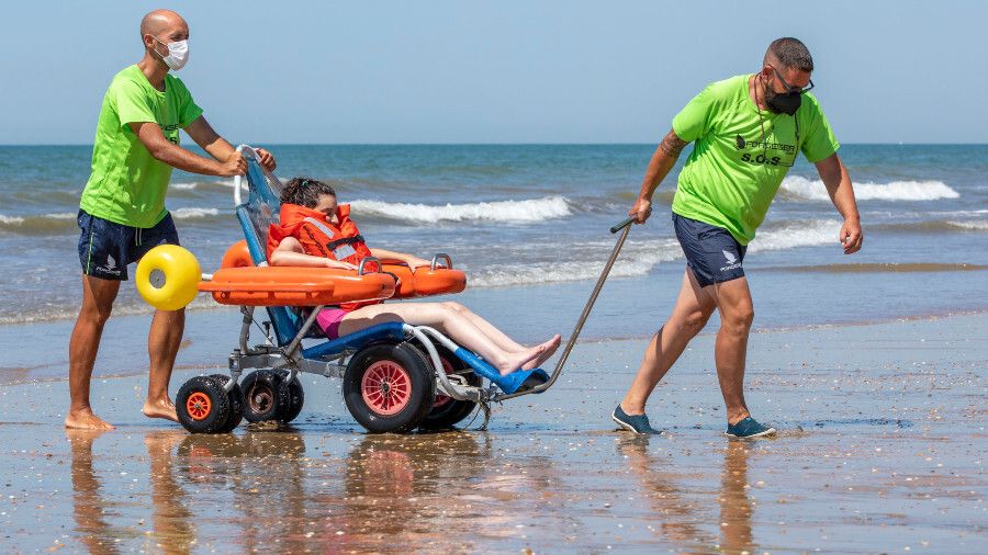 La playa del Espigón cuenta con un ‘anfibuggy’ para facilitar el baño a las personas con discapacidad