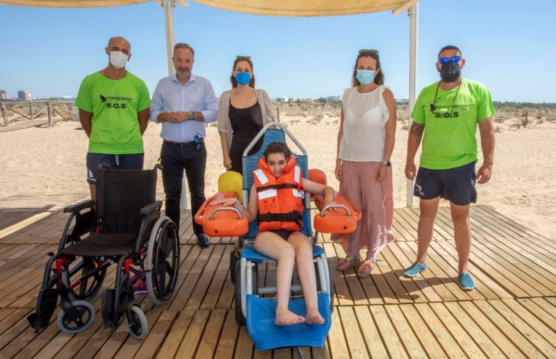 La playa del Espigón cuenta con un ‘anfibuggy’ para facilitar el baño a las personas con discapacidad