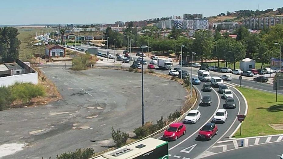 Dos accidentes por alcance colapsan el acceso a la capital por el puente del Odiel