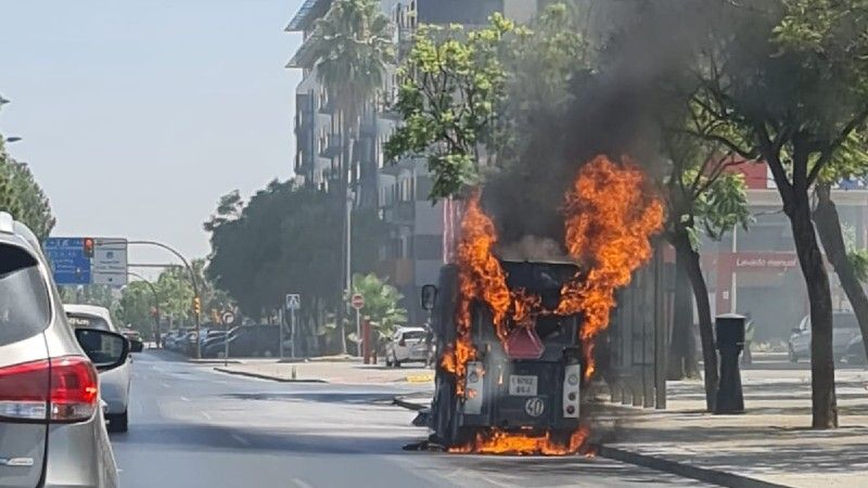 Gran susto al lado de la gasolinera de la Avenida Andalucía con el incendio de un camión de la limpieza