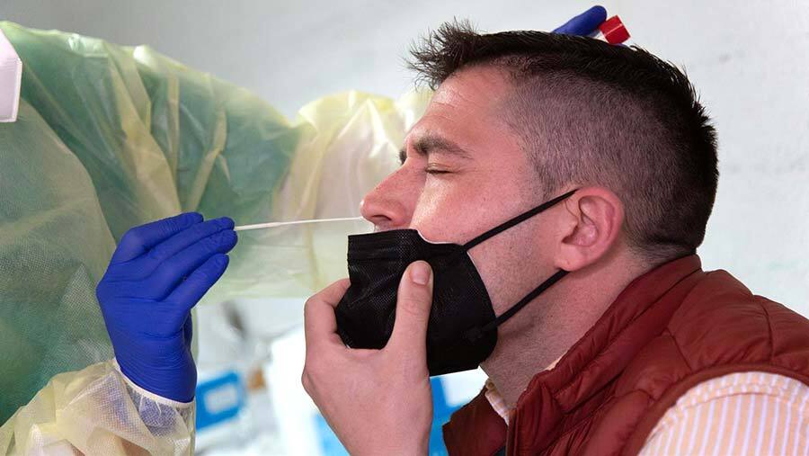 Huelva se mantiene por encima de los 100 positivos diarios mientras Andalucía entra en 'riesgo extremo'